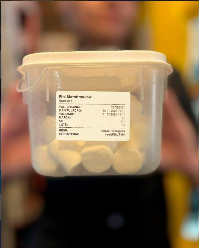 Potes plásticos com etiquetas padronizadas do Etiqueta Ágil — rastreabilidade, produtividade e economia